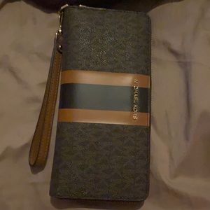 Michael Kors LG continental wallet
